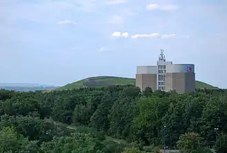 Wasserhochbehälter auf dem Bieberer Berg. Im Hintergrund der Schneckenberg.