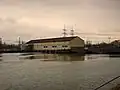 Wasserkraftwerk Niederaichbach vom Stausee aus.