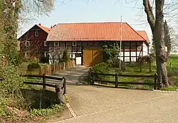 Zufahrt zum Vierseithof mit der Wassermühle Liesebach und die Rückseite des Mühlengebäudes