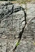 Wasserrinne zur Zisterne in der Rhätersiedlung Himmelreich zwischen Wattens und Volders in Tirol.
