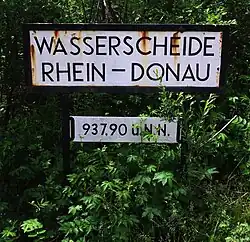 Hinweisschild Rhein-Donau-Wasserscheide und höchster Punkt der Trasse