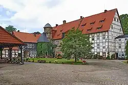 Innenhof und Hauptgebäude des Wasserschlosses Münchhausen