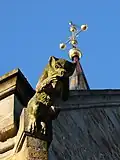 Wasserspeier an der Ostseite der Kirche St. Johannis (Herford) mit der Turmkugel im Hintergrund