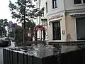 Eidechsenbrunnen vor der Hauptstraße&nbsp;20, links die Eduard-Bilz-Straße