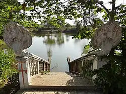 Treppe zum Teich