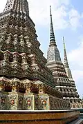Drei der vier Großen Chedis der Phra-Maha-Chedi-Si-Ratchakan-Gruppe