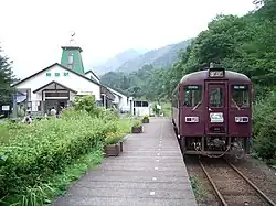 Abfahrbereiter Zug am Bahnsteig