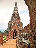 Blick entlang des Phra Rabieng mit einem „Meru Rai“