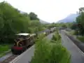 Zug mit Diesellokomotive Castell Caernarfon im Bahnhof Waunfawr
