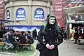 Besucherin vor dem Stadtbad, WGT 2018