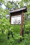Hinweisschild zur Nutzung des im Wald angelegten Fitness-Pfades