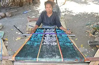 Weberin in Oe-Cusse Ambeno mit mittels Ikat-Technik gefärbtem Garn