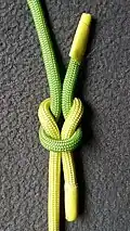 Weberknoten (#487). In dickerem Material auch Kreuz- oder Reffknoten genannt.