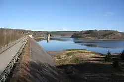 Damm der Wehebachtalsperre vom Aussichtspunkt gesehen