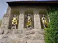 Figurennischen am Torbau: Figuren der hll. Laurentius, Georg und Sebastian (von links nach rechts)