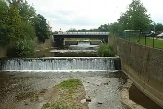 Wehre unmittelbar vor der Mündung bei normalem Wasserstand (Stand 2008, vor Umbau)