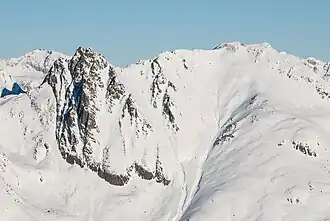 Links der Weißstein und rechts der Roßkogel von Süden (2013, noch mit einer mittlerweile abgebauten Funkstation zwischen den beiden Roßkogel-Gipfeln)