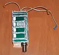 BOS-Duplexweiche aus AEG Teledux-9-80. Oben je ein Koaxialkabel für Sender und Empfänger, über das Flachkabel Umschaltung der Betriebsart, unten Antennenausgang