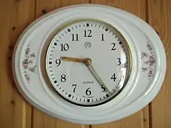 Ovale Porzellan-Küchenuhr mit überglastem Zifferblatt, 1960er Jahre