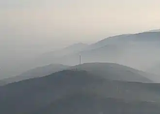 Das Weinbiet von Norden aus dem Flugzeug; die Spitze des Sendemastes zeigt zufällig auf das 6&nbsp;km südlich gelegene Hambacher Schloss (klein im Hintergrund).