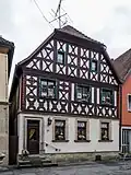 Fachwerk-Schaugiebel mit zahlreichen geschweiften Andreaskreuzen (Weismain)