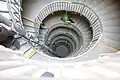An die Oberfläche führende Wendeltreppe mit Löschwasserleitung