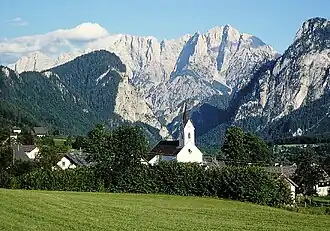 Blick von Weng auf den Gesäuse-Eingang, der Große Ödstein ganz rechts, die rechte Licht-Schatten-Grenze ist die Ödsteinkante (aus NW)