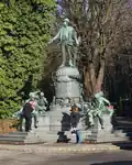 Die Bronzefiguren im Größenvergleich zu Menschen