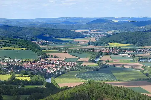 Werraaue mit dem thüringischen Großburschla (vorne links) und den hessischen Orten Altenburschla (Mitte rechts), Völkershausen (Mitte links) und Wanfried (hinten).
