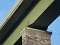 Eisenbahnbrücke und Pfeilerkopf von unten (2016)
