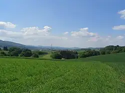 Tromm-Granit und Weschnitzpluton-Gebiete vom Gumpener Kreuz aus: links bis Mitte rechts die Tromm-Wachenberg-Kette, rechts im Hintergrund der Juhöhe-Hirschkopf-Gebirgszug