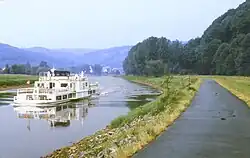 Radweg im Flusstal, Mittelgebirge (Weserradweg zwischen Hann. Münden und Bad Karlshafen)