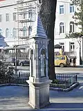 Bei Nr. 44 (Johannes-Bischko-Platz): Wetterhäuschen
