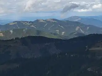 Blick vom Eiblkogel nach Nordosten auf die Hochalm, mittig der „Zwillingsgipfel“ von Wetterkogel (links) und Herrenkogel