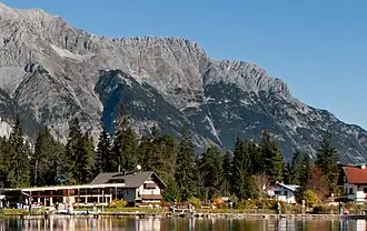 Die Wettersteinspitzen von Süden, vom Weidachsee