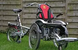 Rollstuhl-Fahrrad-Kombination
