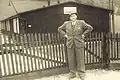 Wiberg-Gründer Wilhelm Berger vor dem 1. Firmensitz in Pirtendorf/Stuhlfelden, Österreich