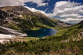 Massiv über dem Bergsee Meerauge