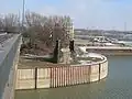 Erst Anfang 2007 entfernter Pfeiler nördlich des Winterhafens (Leopoldstädter Seite), links die Freudenauer Hafenbrücke (Jänner 2006)