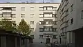 Ostteil des Innenhofs, unterste Ebene, nordseitig (Stiegen 23 und 24), ganz rechts die Einfahrt von der Paulinengasse