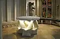 Reliquienaltar von Oskar Höfinger, 1987, Kirche Maria im Gestade, Wien