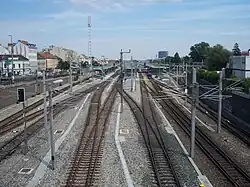 Bahnhofsgelände mit Gleisen, links die Eichenstraße
