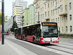 8517 auf Linie 11A in der Vorgartenstraße