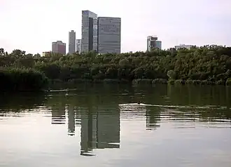 Wienerberg und Wienerberg City, Blick von Süden mit den Vienna Twin Towers vor dem ehemaligen Ziegelteich