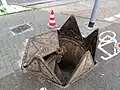Typische Einstiegsöffnung mit Wendeltreppe zum Salzbachkanal am Gustav-Stresemann-Ring