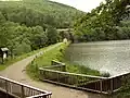 Damm und Hochwasserentlastung (vorne rechts)