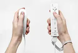 Wii-Fernbedienung, die die Bewegung mittels Beschleunigungssensoren erfasst