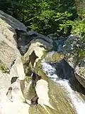 Eingeschnittenes Bachbett im oberen Teil des Wasserfalls