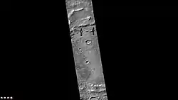 Aufnahme durch die CTX-Kamera des Mars Reconnaissance Orbiter. Die Pfeile zeigen auf alte Gletscher.