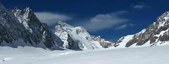 Die Barre des Écrins (mittig hinten) über dem Glacier Blanc
